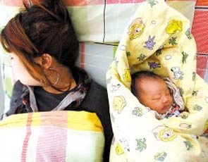 少女千里寻网恋男友未果 旅馆临盆 社区紧急接力守护新生命