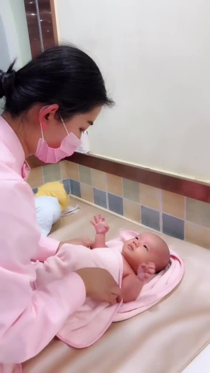 宝宝进食噎住怎么办？海姆立克急救法，每位家长的必备救命技能